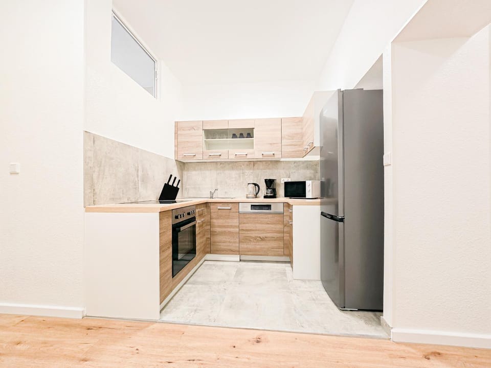 Coffee/tea facilities, dishwasher, microwave, oven, stove, kitchen