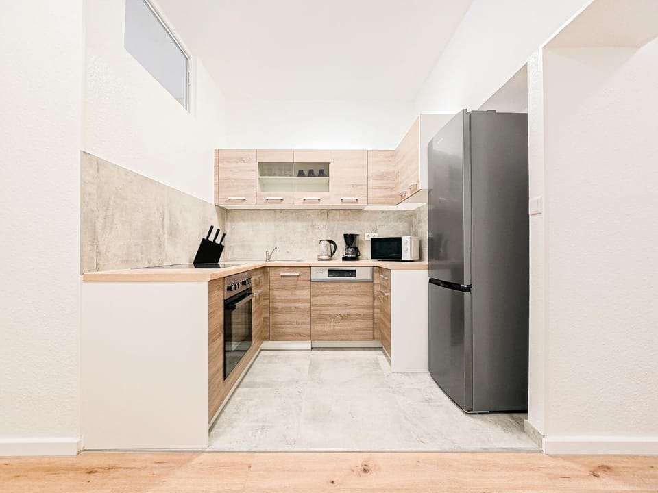 Coffee/tea facilities, dishwasher, microwave, oven, stove, kitchen