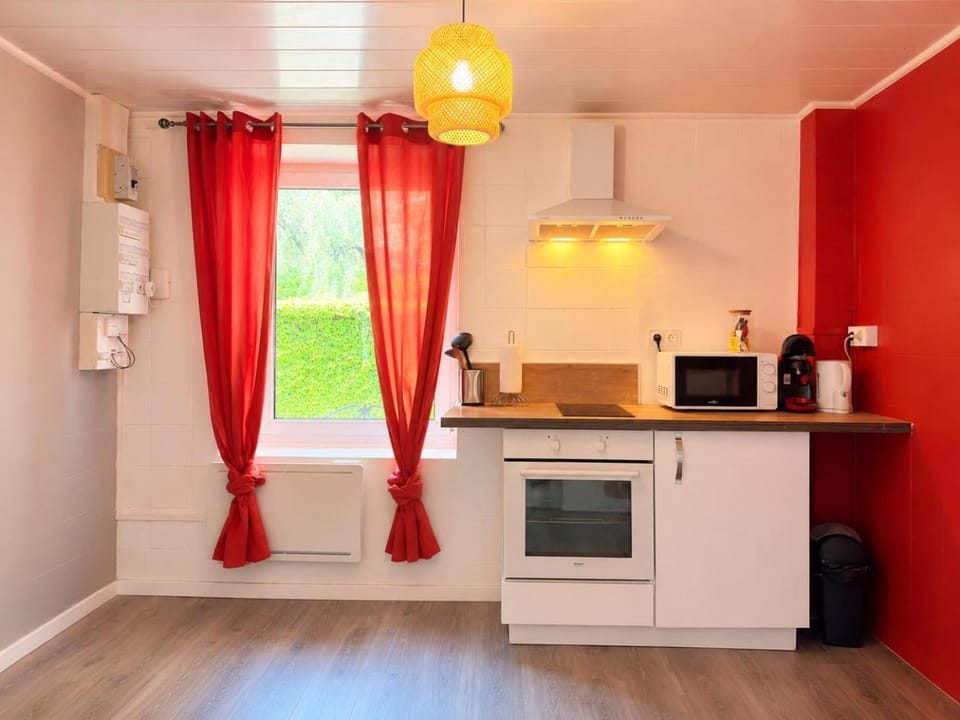 Coffee/tea facilities, oven, stove, kitchen