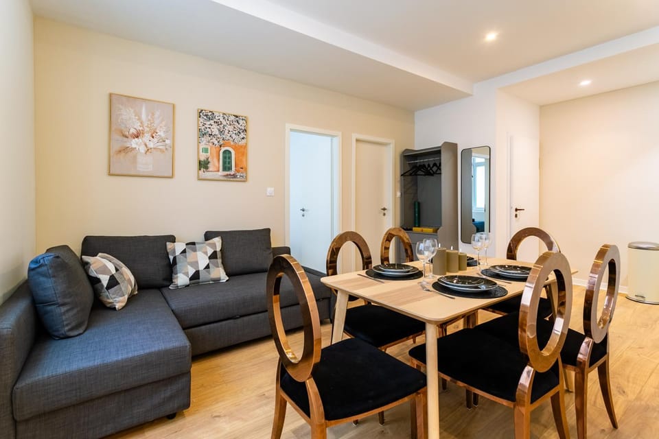 Seating area, Dining area