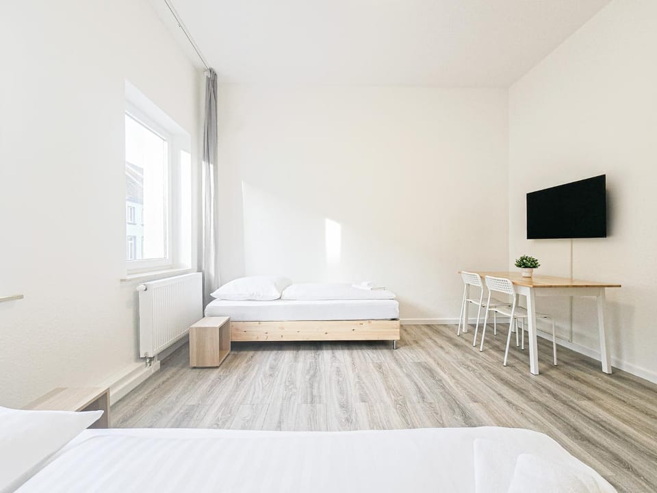 Bed, TV and multimedia, Photo of the whole room, Bedroom