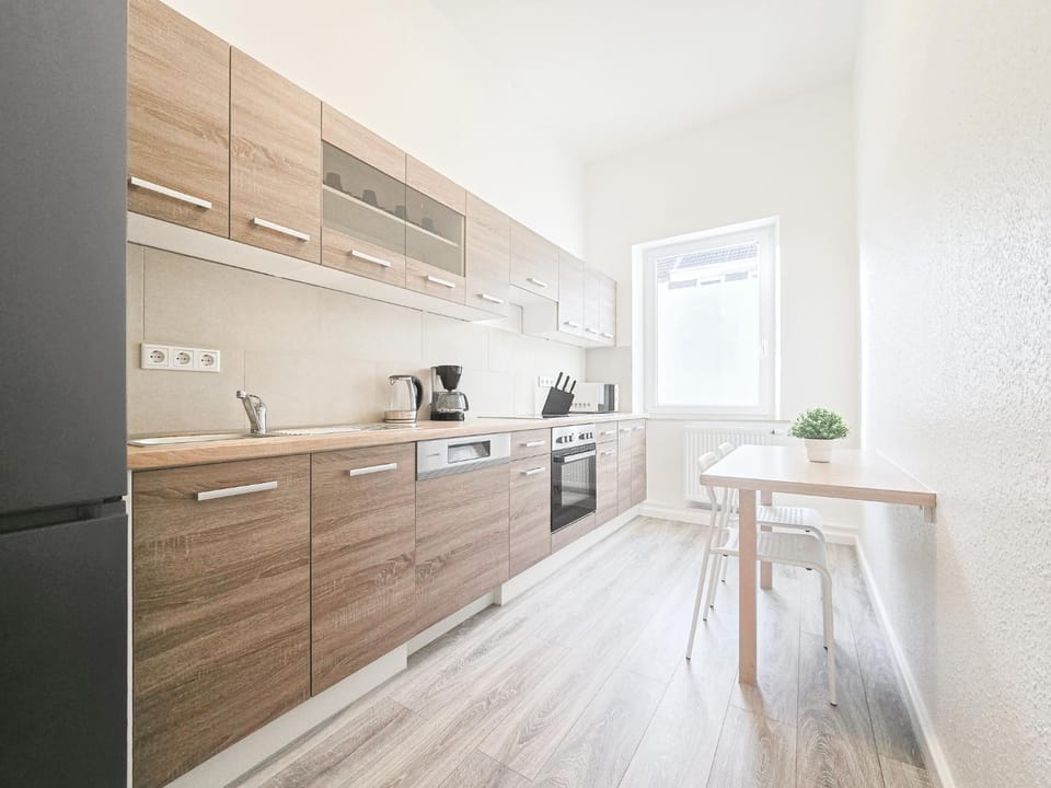 Coffee/tea facilities, dishwasher, microwave, oven, stove, kitchen