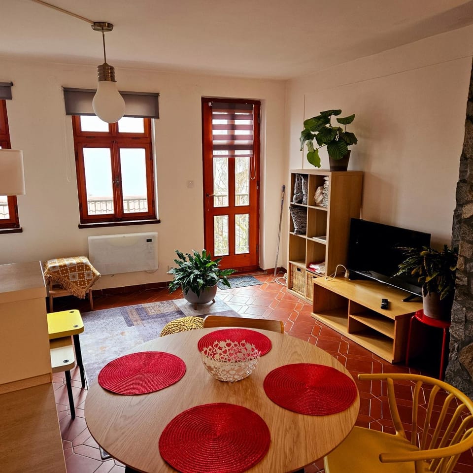 TV and multimedia, Living room, Seating area, Dining area