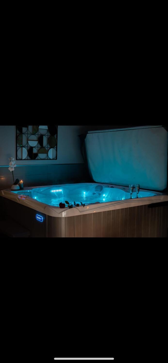 Loveroom himeros, gîte de charme avec spa House in Normandy