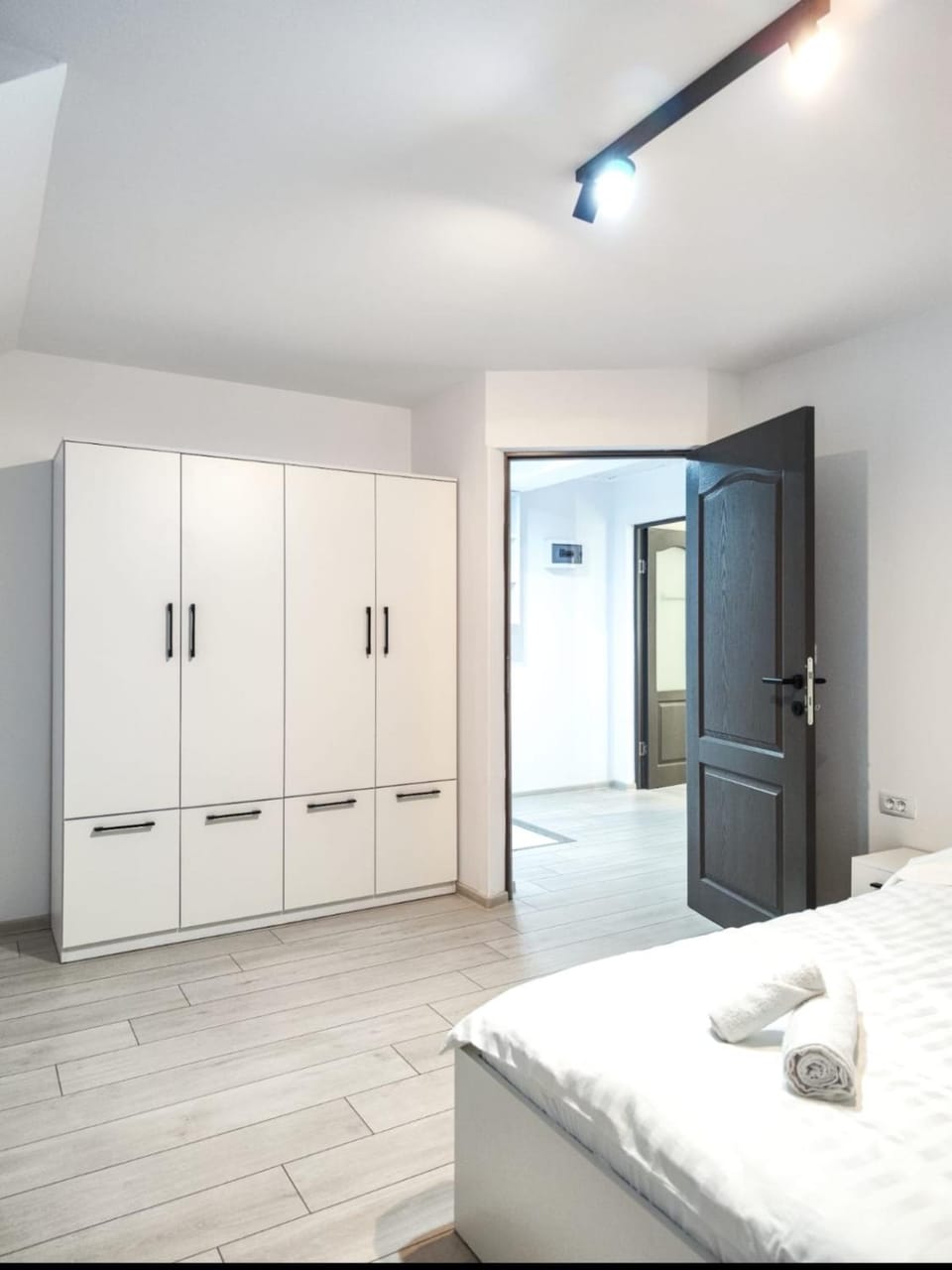 Photo of the whole room, Bedroom, wardrobe