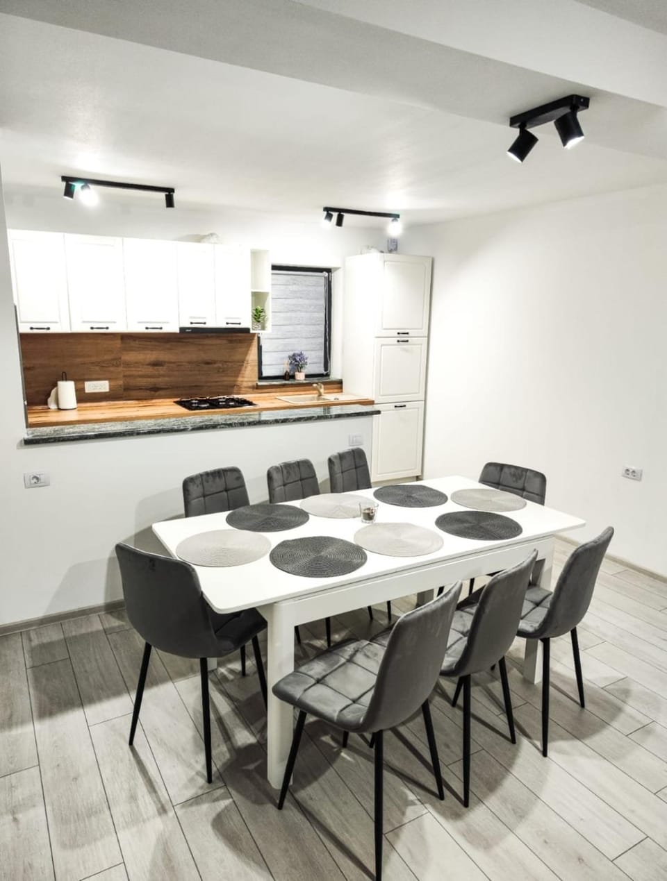 Kitchen or kitchenette, Dining area