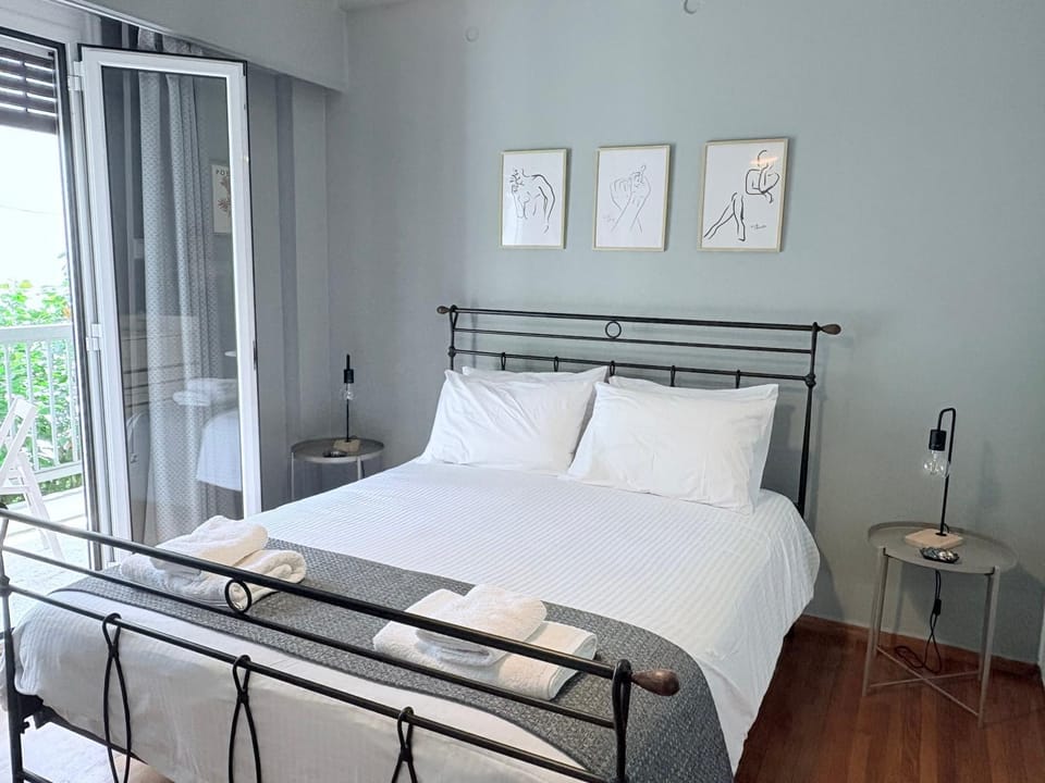 Bed, Bedroom, towels
