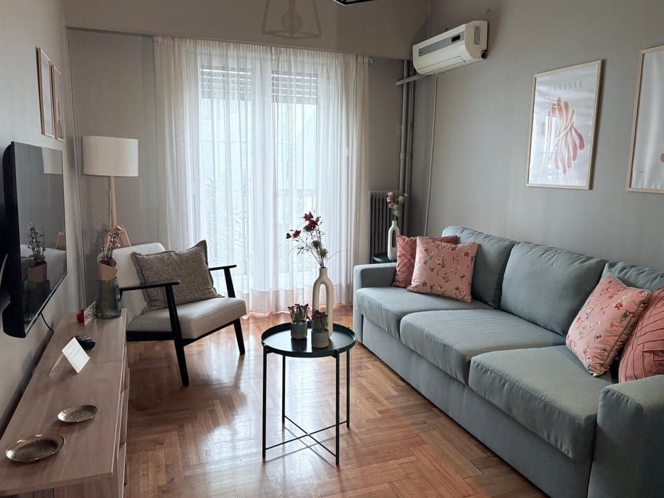 TV and multimedia, Living room, Seating area, air conditioner