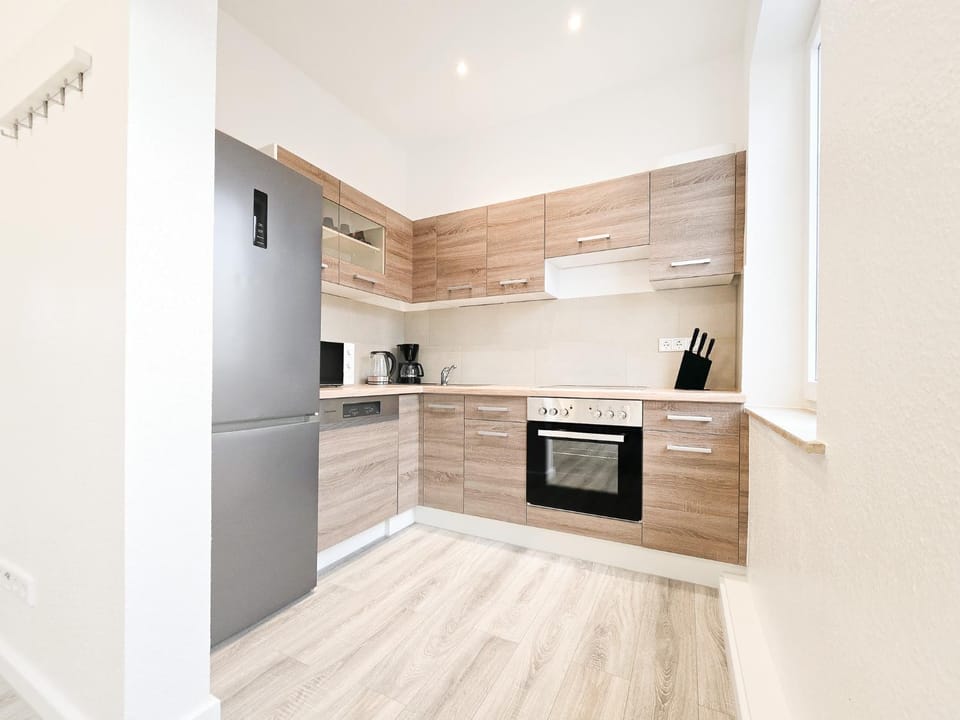 Coffee/tea facilities, dishwasher, microwave, oven, stove, kitchen