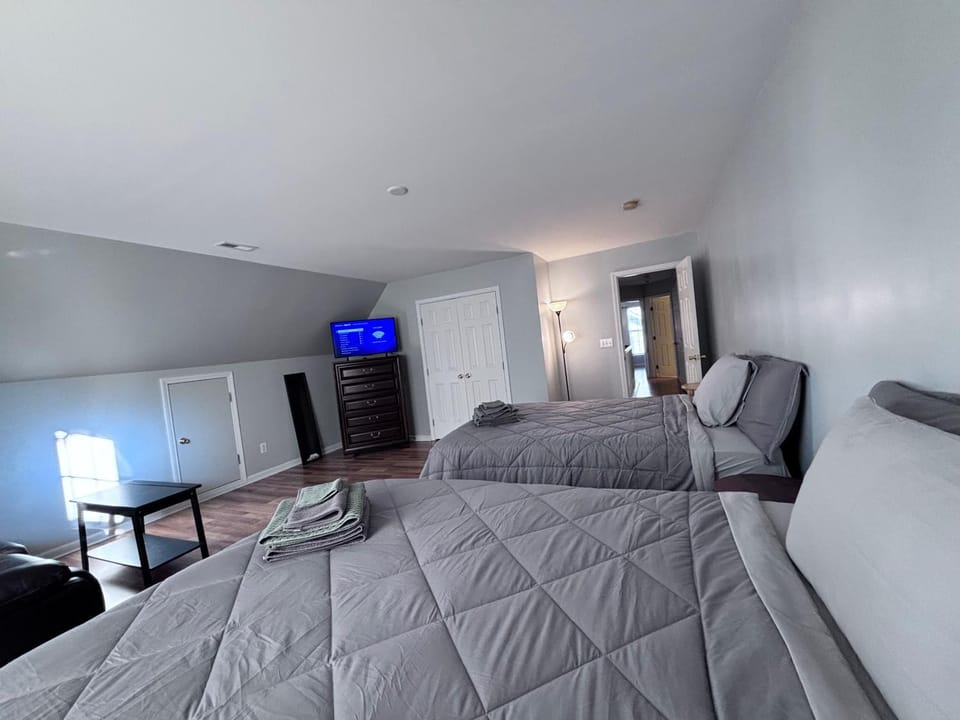 Amazing 4 BDRM home w garage in Charlotte Villa in Huntersville