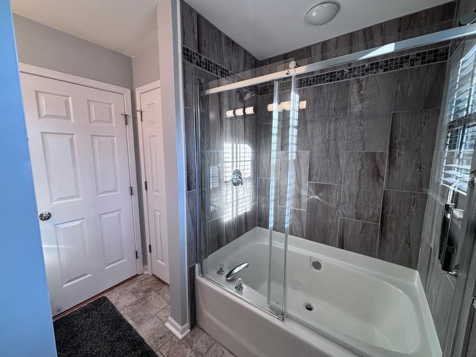 Amazing 4 BDRM home w garage in Charlotte Villa in Huntersville