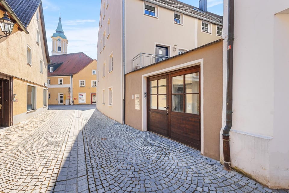 Property building, Patio, Facade/entrance, Day, Balcony/Terrace