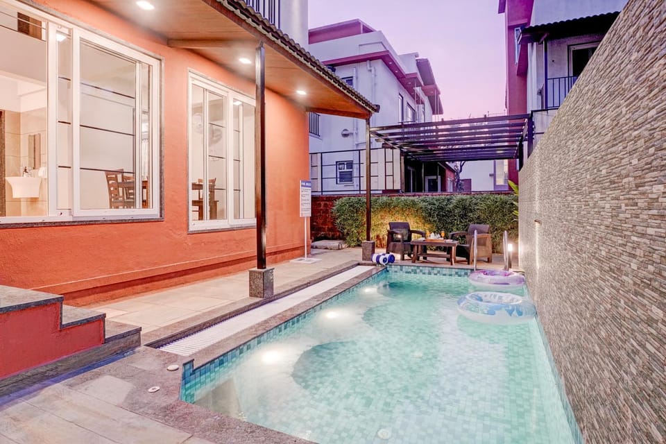 Property building, Day, Pool view, Swimming pool, sunbed