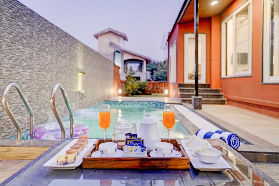 Property building, Day, Food and drinks, Dining area, Swimming pool, sunbed