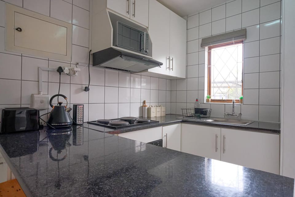 Coffee/tea facilities, Kitchen or kitchenette, stove, toaster