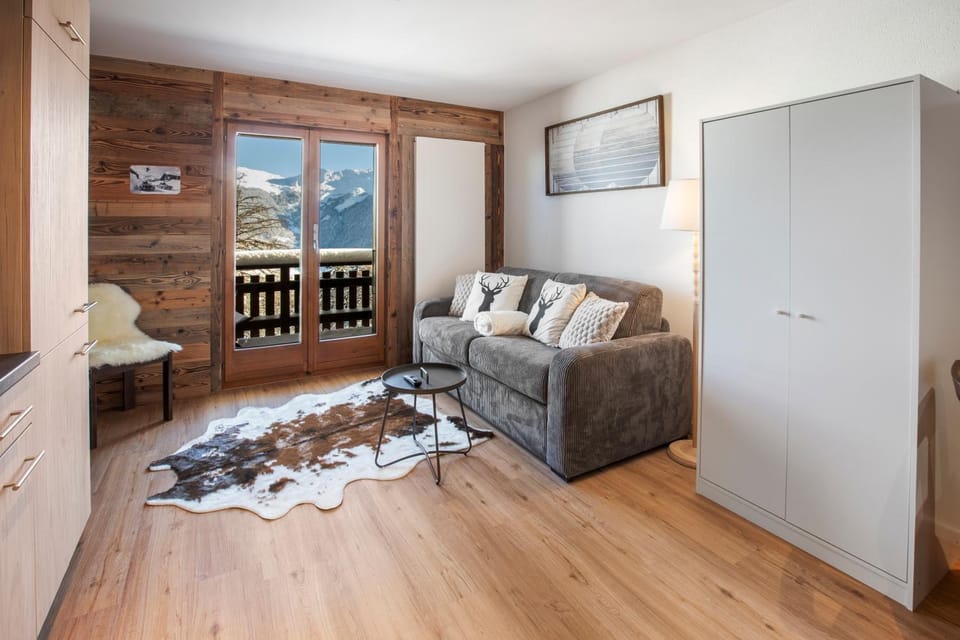 Living room, Photo of the whole room, Bedroom
