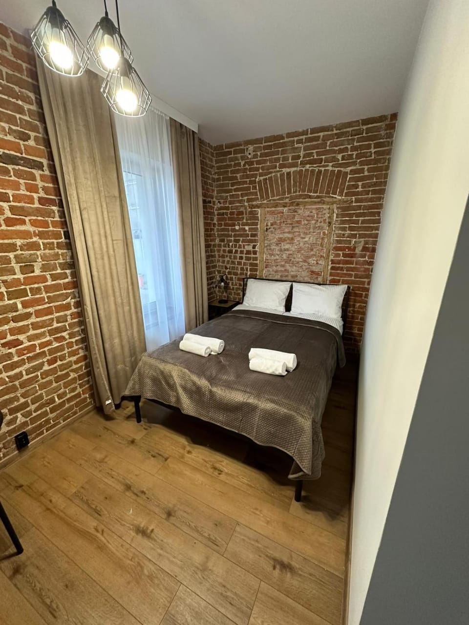 Bed, towels