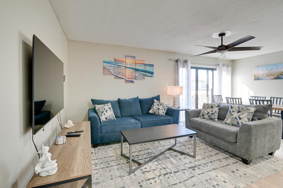 Walk to Beach + Pier: Myrtle Beach Getaway w/ Deck House in South Carolina