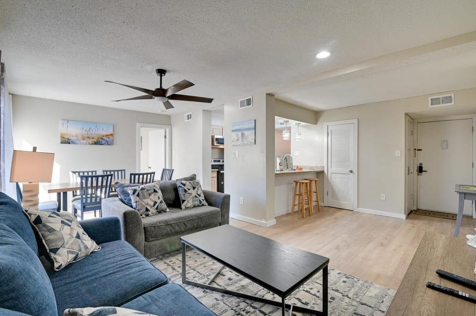 Walk to Beach + Pier: Myrtle Beach Getaway w/ Deck House in South Carolina