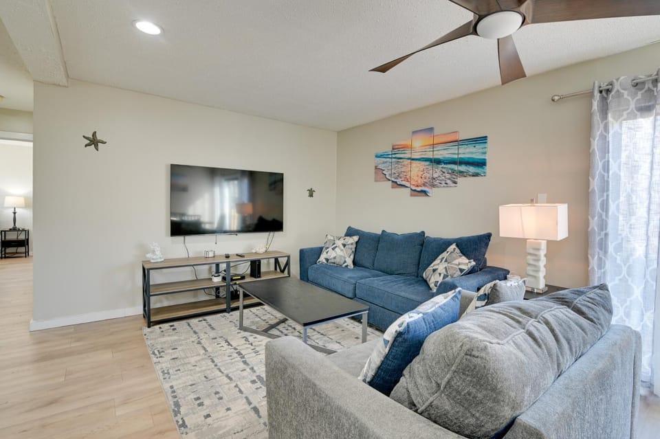 Walk to Beach + Pier: Myrtle Beach Getaway w/ Deck House in South Carolina