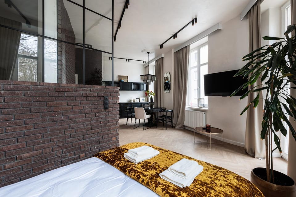 Bed, TV and multimedia, Photo of the whole room, Seating area, Bedroom
