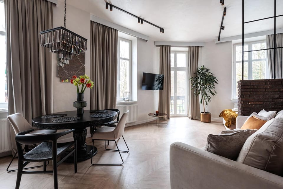 TV and multimedia, Living room, Seating area, Dining area