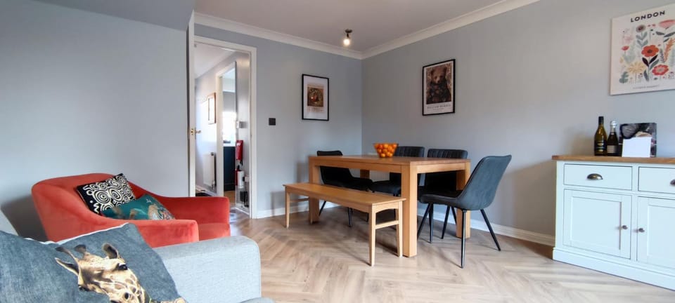 Your Home From Home Near ExCel Private Parking Villa in London