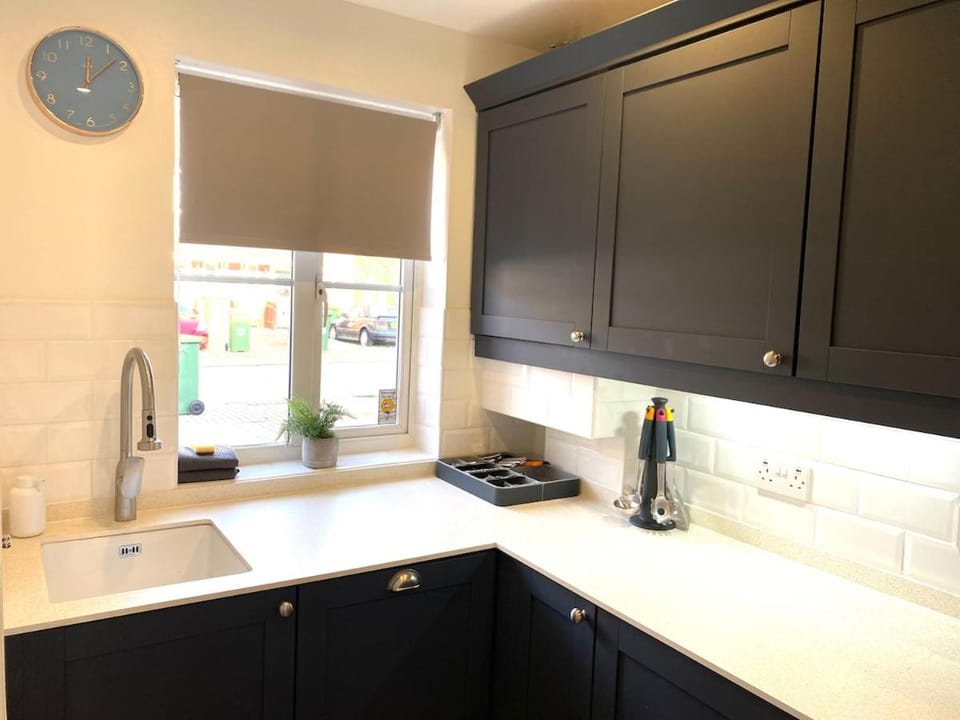 Your Home From Home Near ExCel Private Parking Villa in London