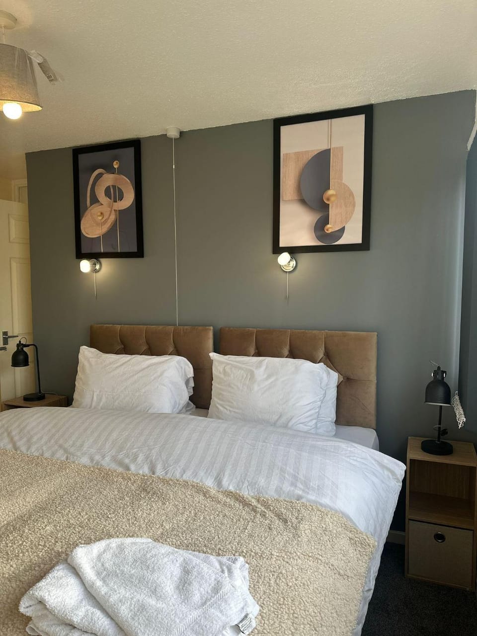 Bed, Photo of the whole room, Bedroom, towels