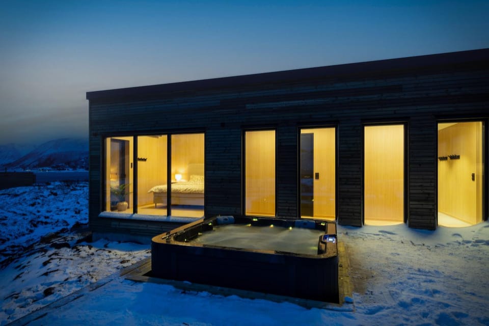 New amazing cabin with spectacular view and jacuzzi in the heart of Lofoten Cabin in Lofoten