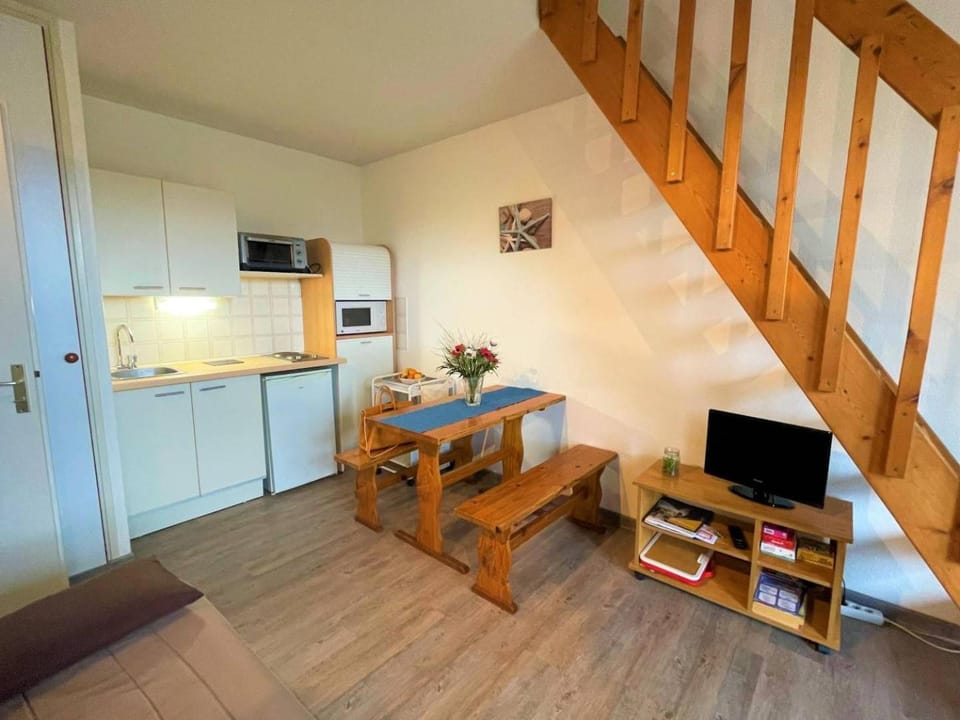 Communal lounge/ TV room, TV and multimedia, Living room, Seating area, Dining area, stove