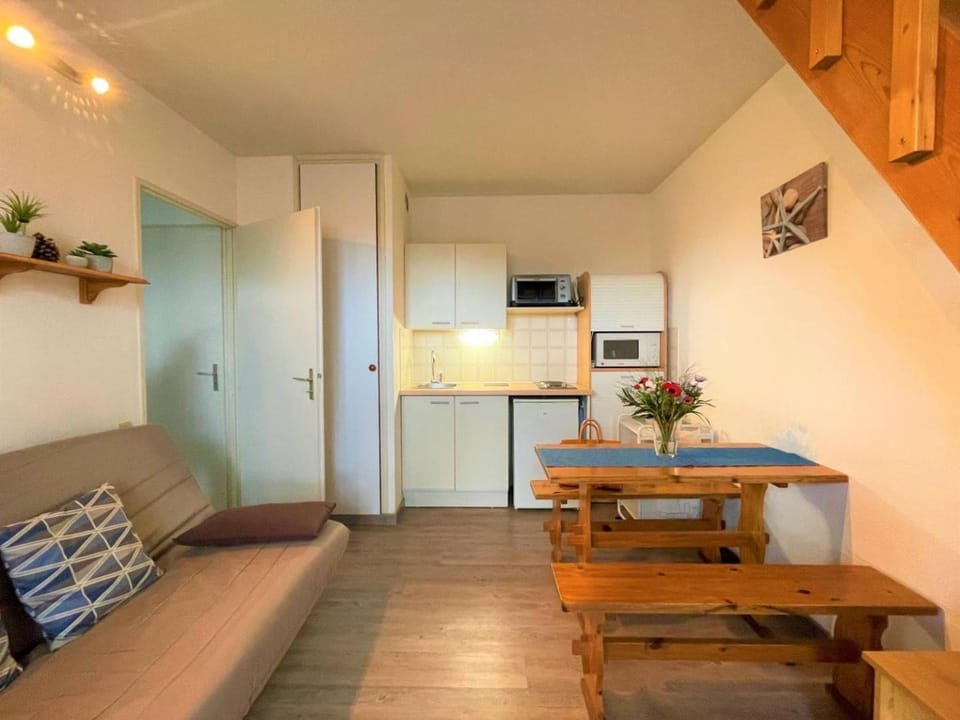 TV and multimedia, Kitchen or kitchenette, Living room, Seating area, Dining area