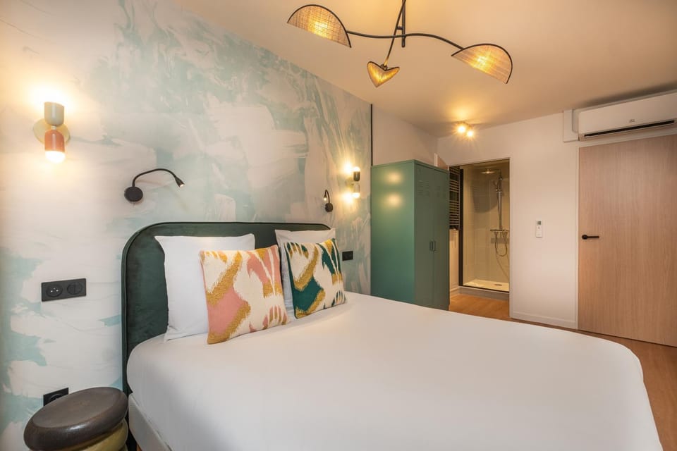 Bed, Photo of the whole room, Bedroom, wardrobe, air conditioner