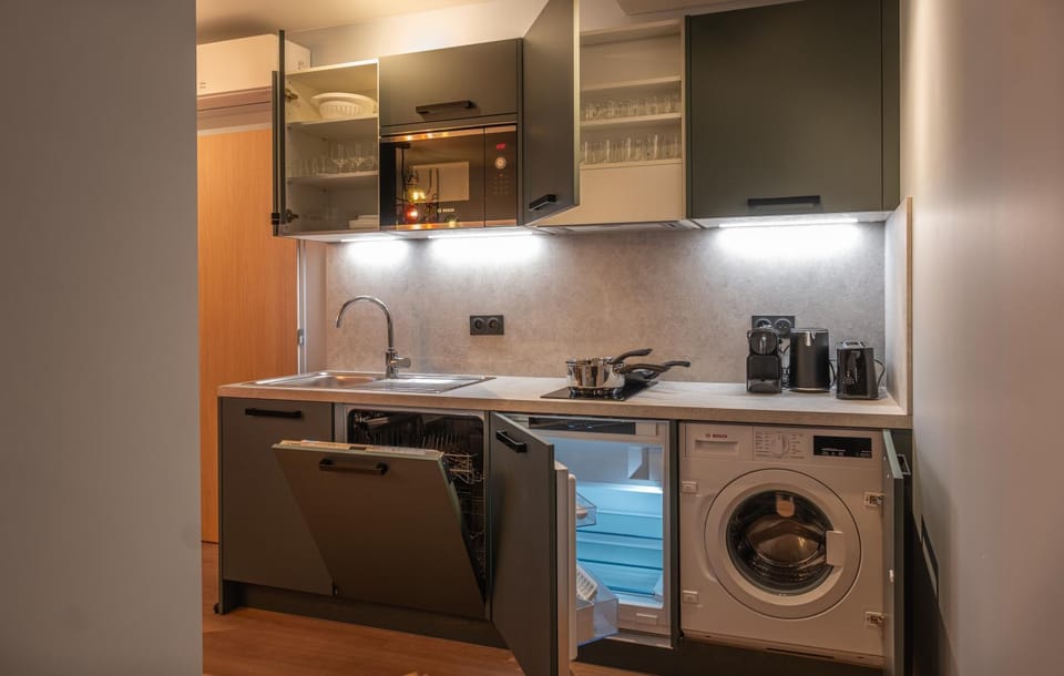 Coffee/tea facilities, Kitchen or kitchenette, dishwasher, stove, toaster, washing machine