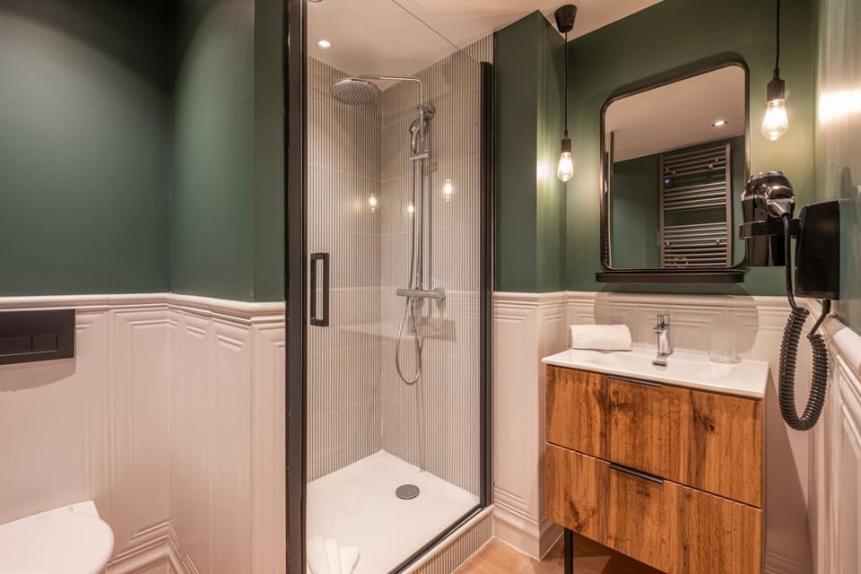 Shower, Toilet, Bathroom, towels