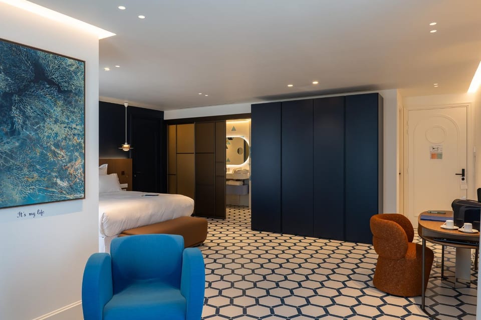 Photo of the whole room, Bedroom