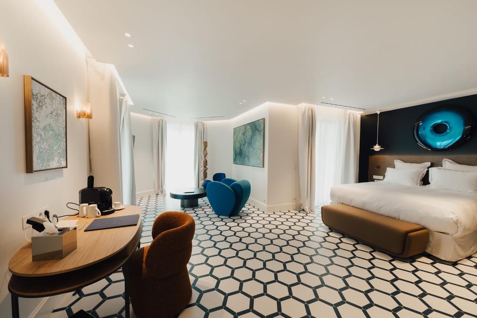 Bed, TV and multimedia, Living room, Photo of the whole room, Seating area, Bedroom