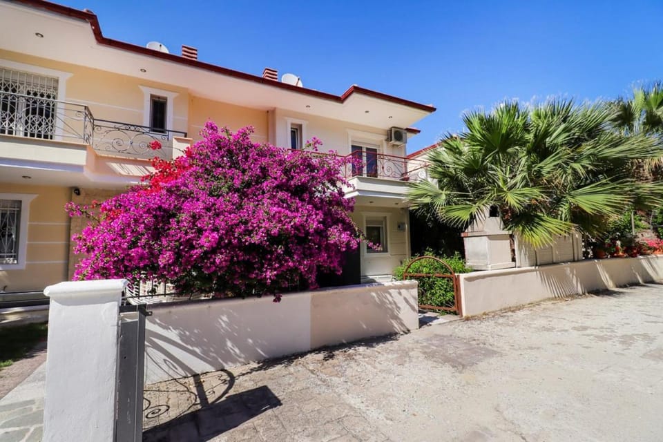 Property building, Spring, Day, Garden, Garden view