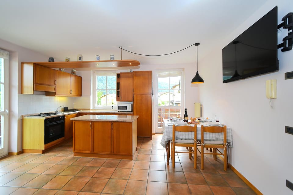 TV and multimedia, Dining area, oven, stove, kitchen