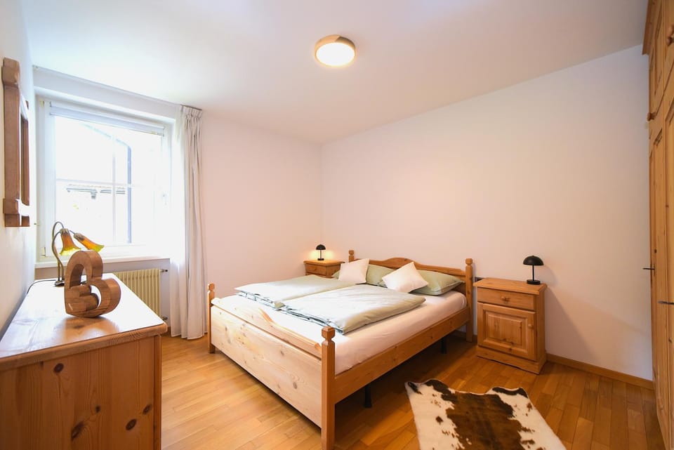 Bedroom, Mountain view