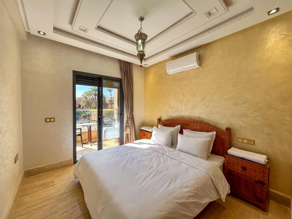 Bed, Balcony/Terrace, Photo of the whole room, Bedroom, hair dryier, air conditioner