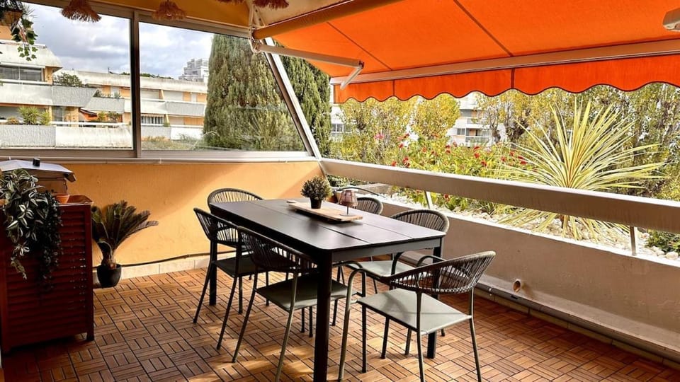 View (from property/room), Balcony/Terrace, Dining area