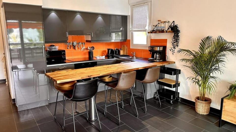 Kitchen or kitchenette, Dining area, oven, stove