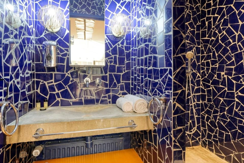 Shower, Bathroom, towels