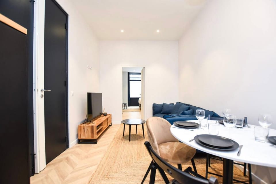 Bed, Living room, Photo of the whole room, Seating area, Dining area, Bedroom