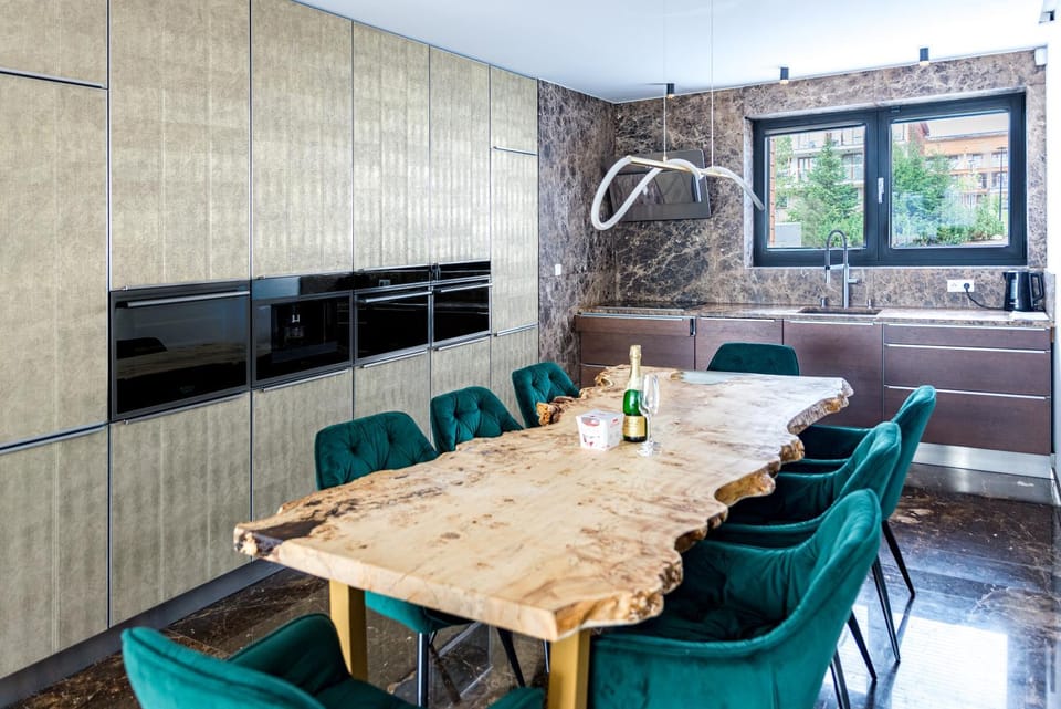 Kitchen or kitchenette, Dining area