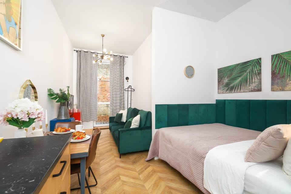 Bed, Living room, Photo of the whole room, Seating area, Dining area, Bedroom