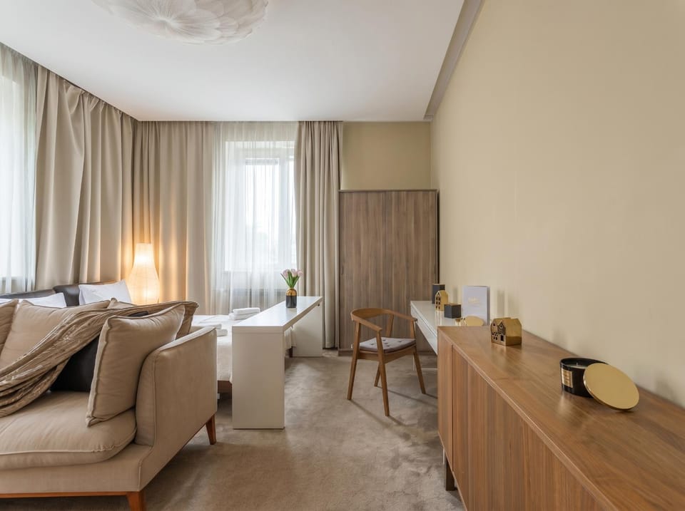 Bed, Kitchen or kitchenette, Living room, Photo of the whole room, Seating area, Dining area, Bedroom, hair dresser