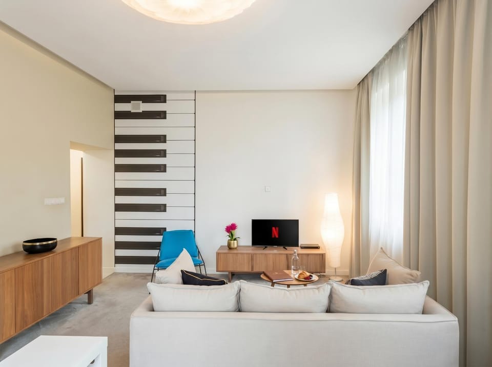 Communal lounge/ TV room, Bed, TV and multimedia, Living room, Photo of the whole room, Seating area, Evening entertainment, Bedroom, hair dresser