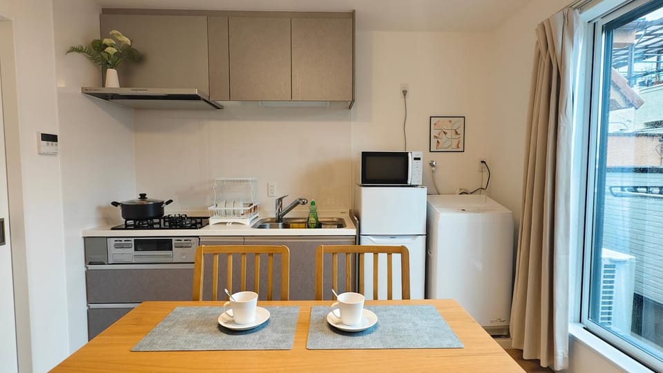 Coffee/tea facilities, Kitchen or kitchenette, Dining area, minibar, stove